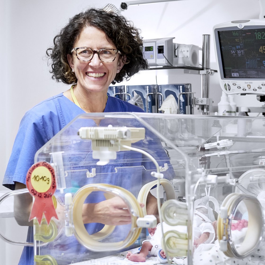 A nurse in obstetrics in front of an incubator